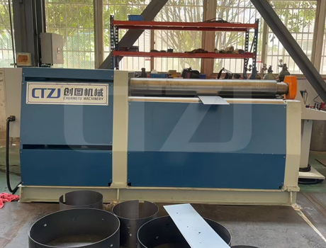 小型四辊卷板机2.jpg 小型四辊卷板机2.jpg